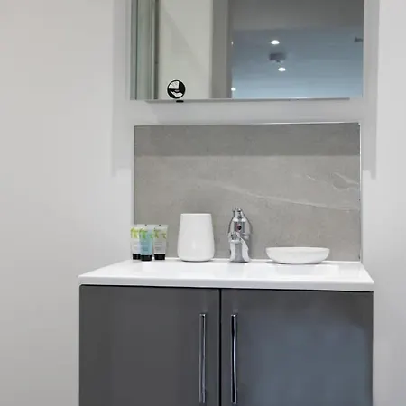 Modern & Bright 1 Bed * Лідс